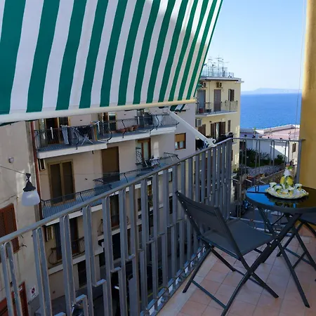 アパート Casa Mary - De Vivo Realty Di Sorrento メタ